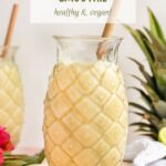 smoothie with text overlay "pińa colada smoothie, healthy & vegan!".